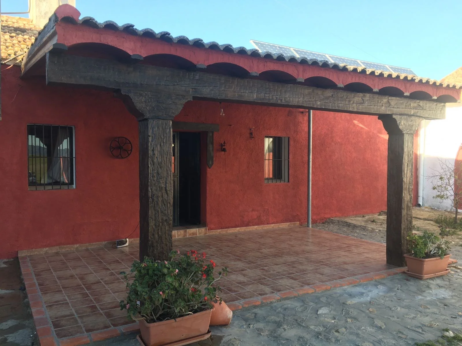 Fachada en hormigón imitación madera de Prefabricados Hermanos Cuevas (Badajoz)