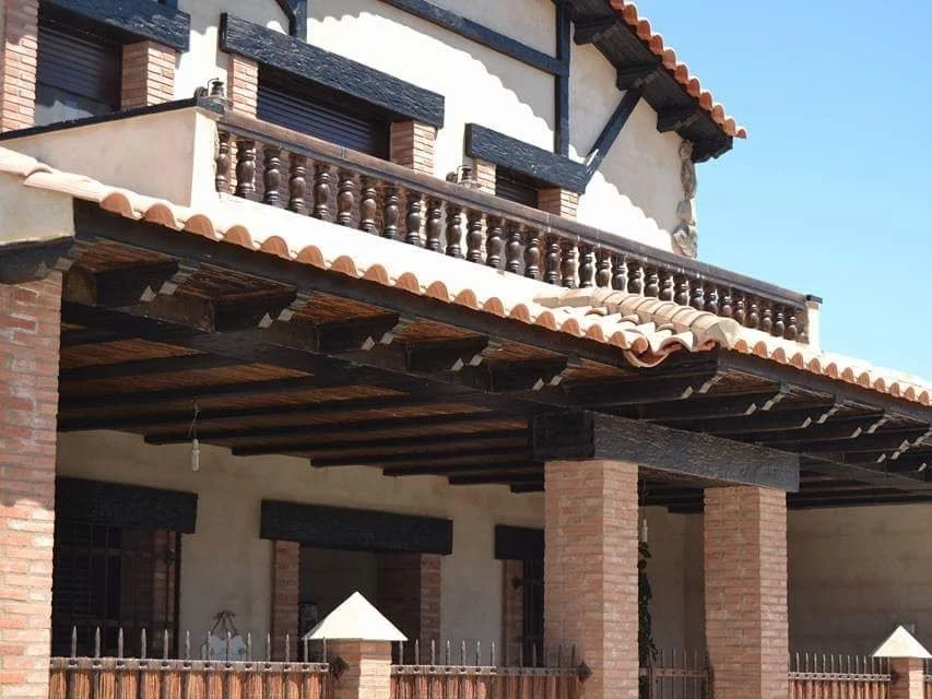 Decoraciones de fachada en hormigón imitación madera de Prefabricados Hermanos Cuevas (Badajoz)