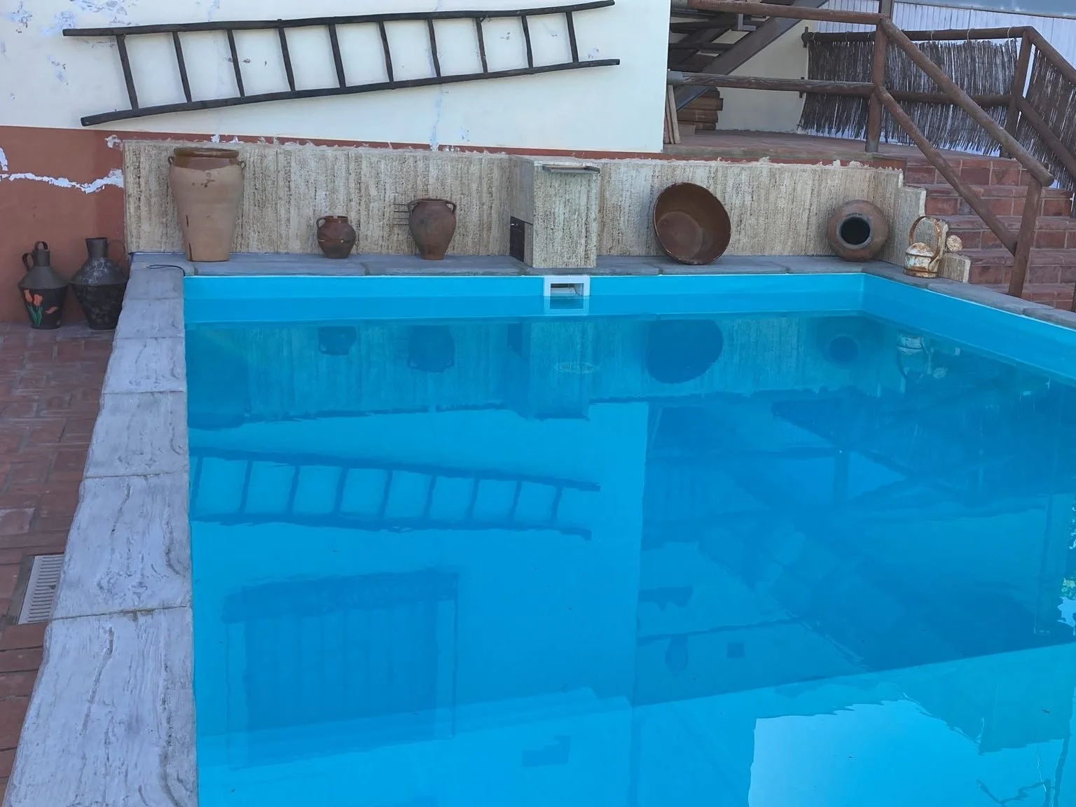 Diseño de piscina en piedra artificial de Prefabricados Hermanos Cuevas (Badajoz)