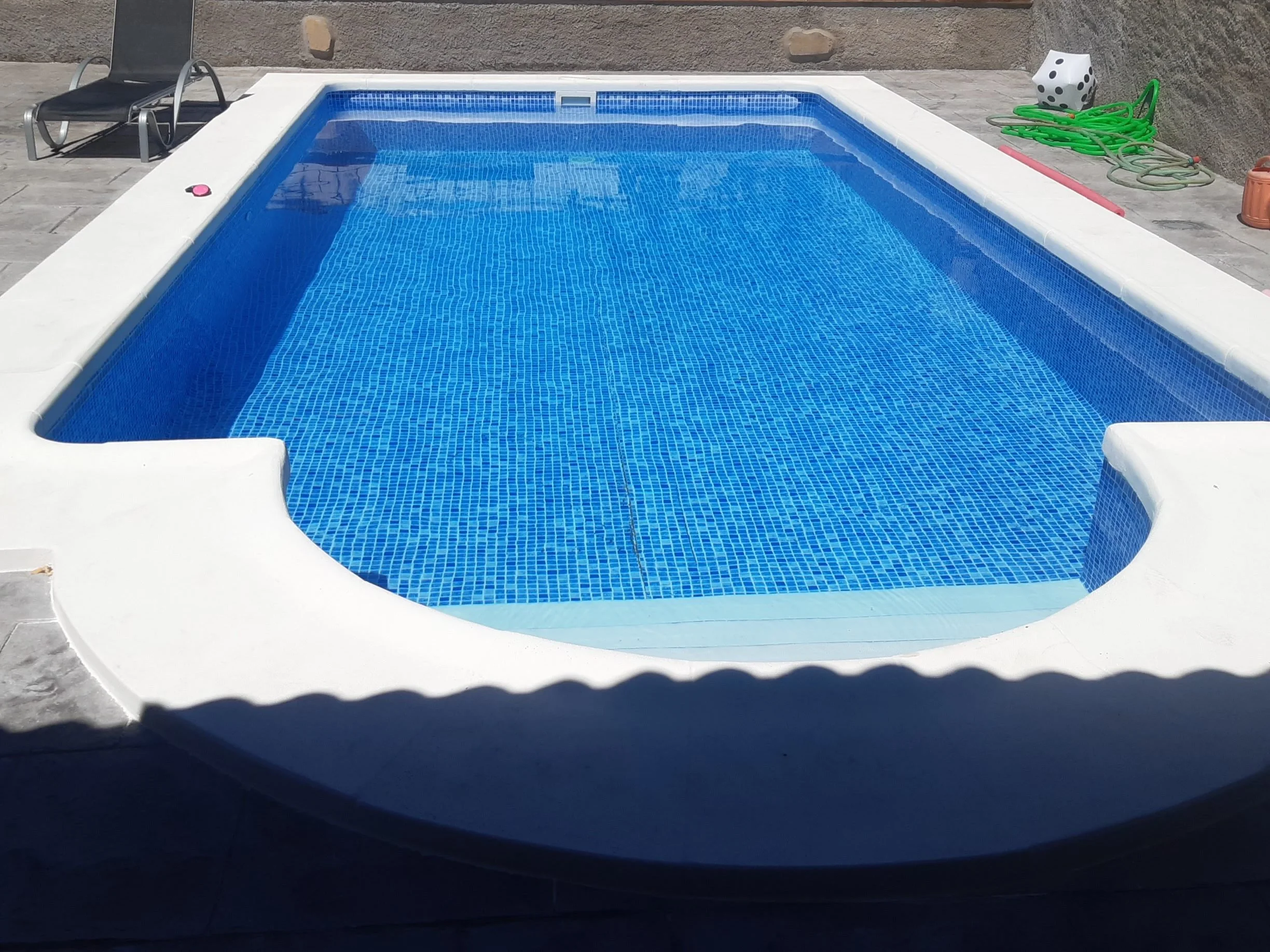 Diseño de piscina en hormigón blanco de Prefabricados Hermanos Cuevas (Badajoz)