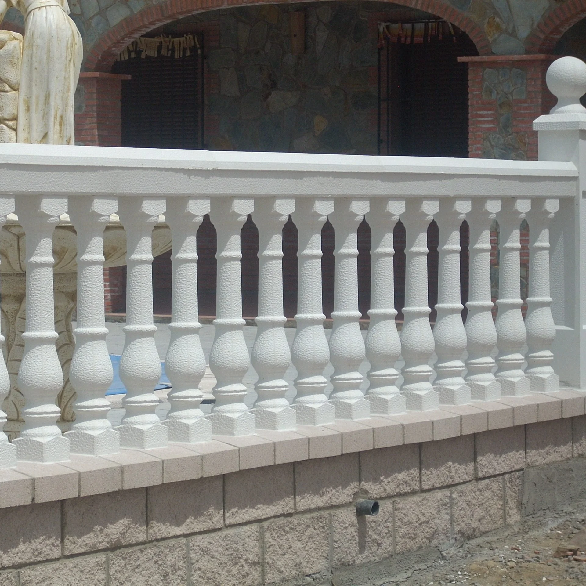 Balaustrada en hormigón blanco de Prefabricados Hermanos Cuevas (Badajoz)