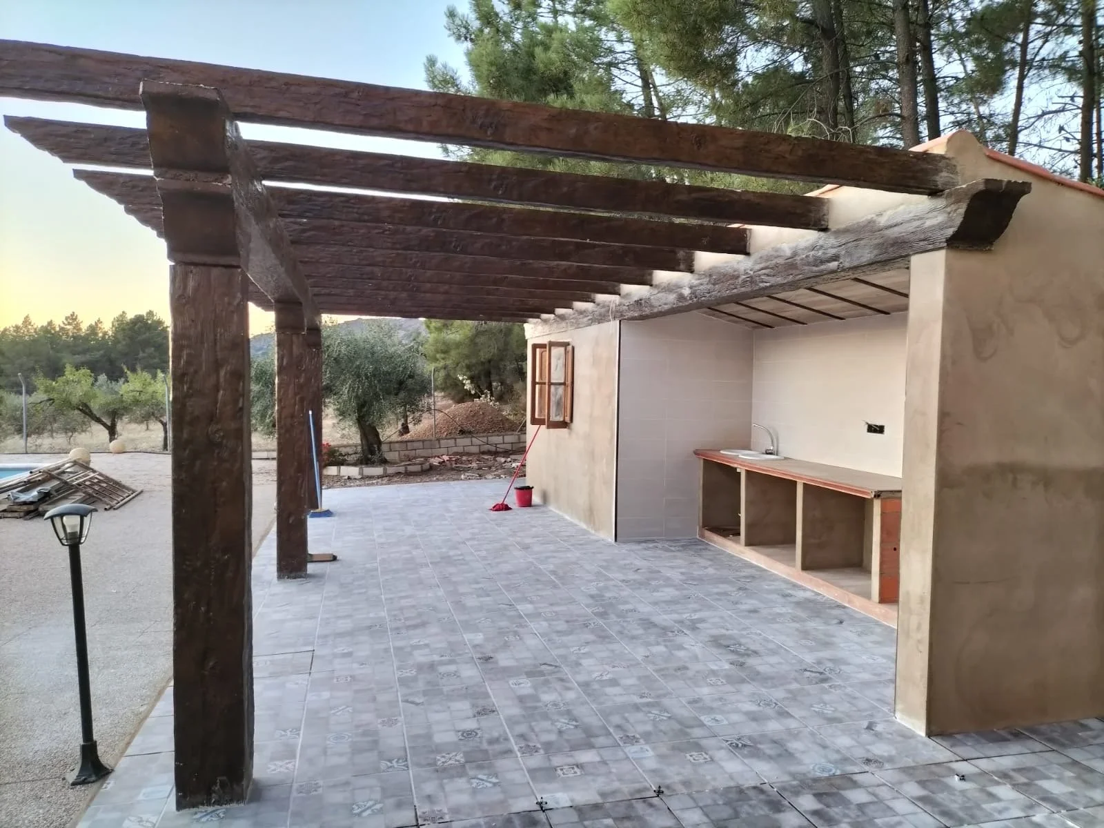 Pérgola en hormigón imitación madera de Prefabricados Hermanos Cuevas (Badajoz)