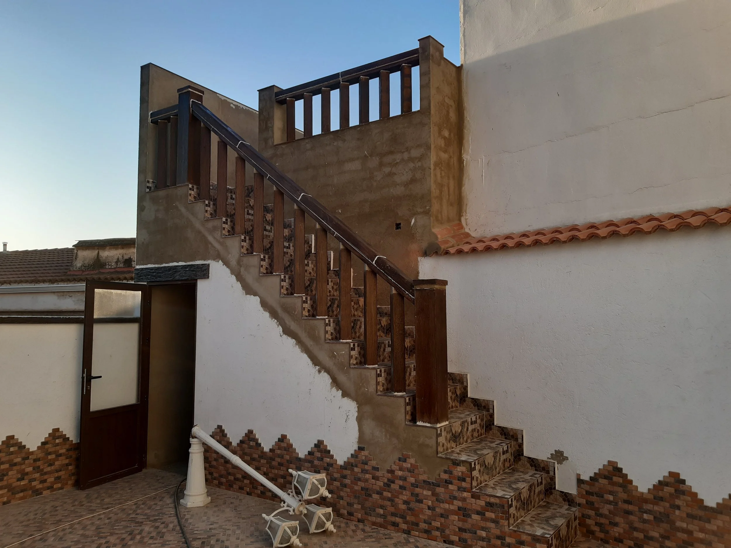 Diseño de escalera y balaustrada en hormigón imitación madera de Prefabricados Hermanos Cuevas (Badajoz)