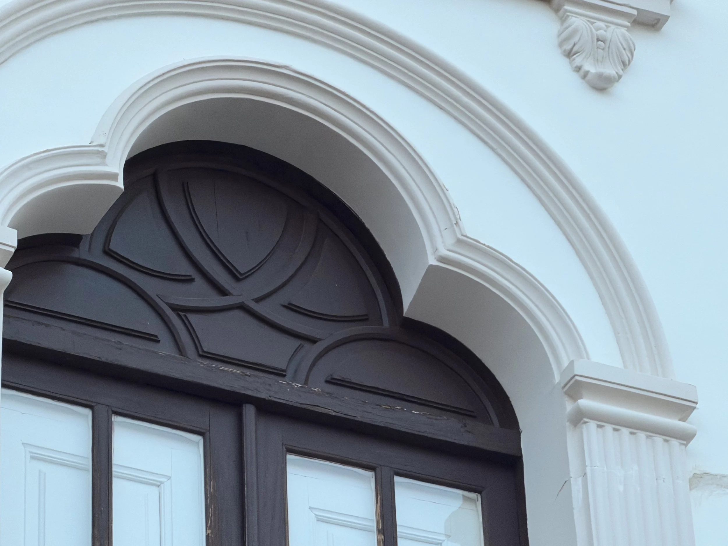 Restauración de fachada antigua con escayola en Talarrubias (Badajoz)