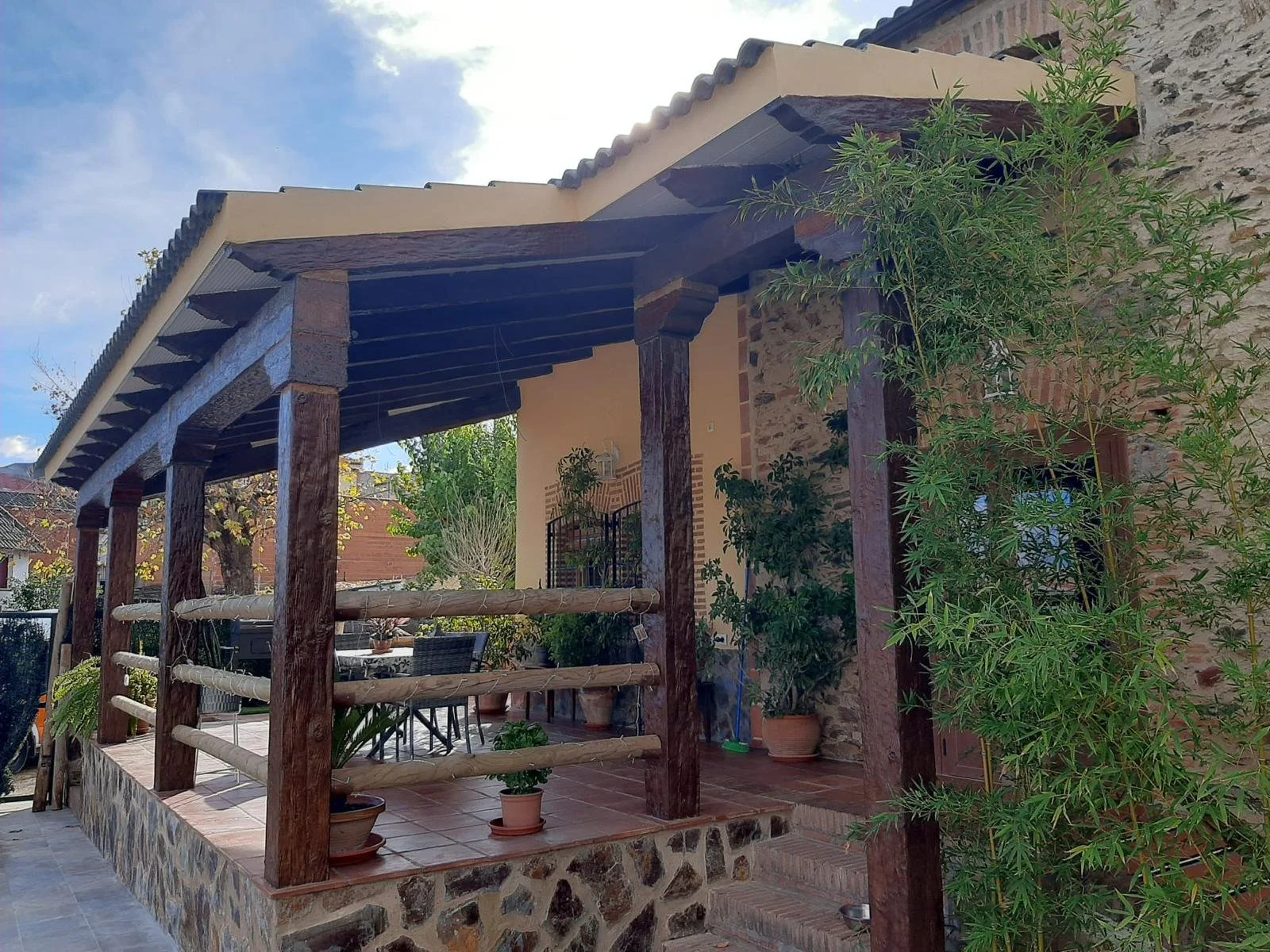 Porche en hormigón imitación madera de Prefabricados Hermanos Cuevas (Badajoz)