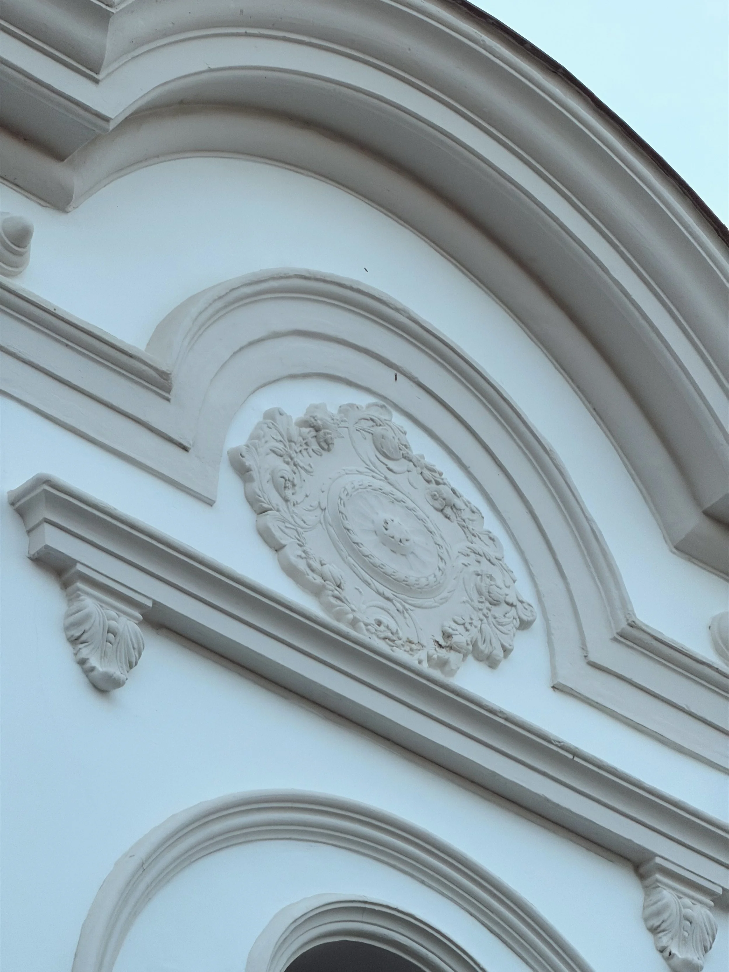 Restauración de fachada antigua con escayola en Talarrubias (Badajoz)
