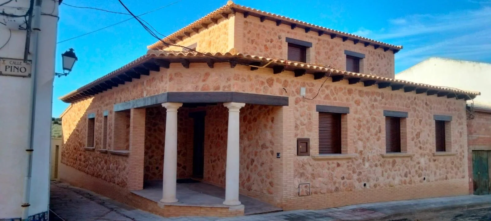 Decoración de fachada en hormigón imitación madera y escayola de Prefabricados Hermanos Cuevas (Badajoz)