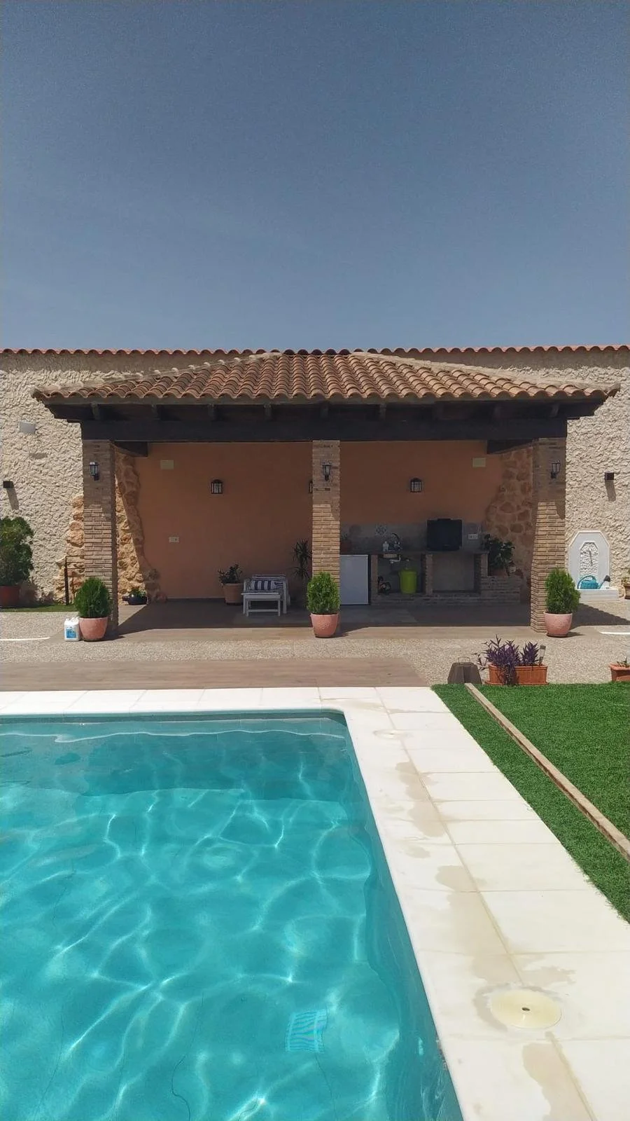 Diseño de fachada en hormigón imitación madera de Prefabricados Hermanos Cuevas (Badajoz)