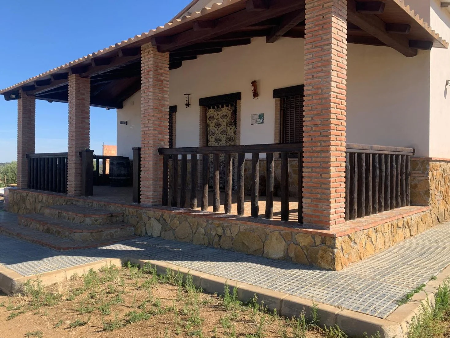 Diseño de porche en hormigón imitación madera de Prefabricados Hermanos Cuevas (Badajoz)