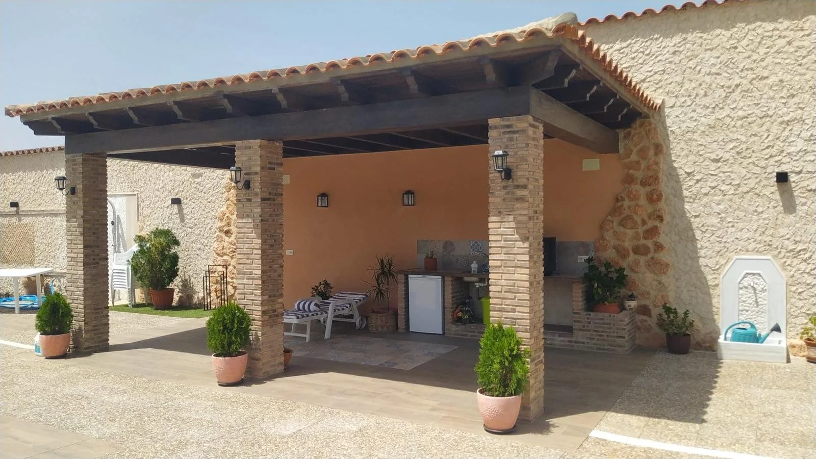 Fachada en hormigón imitación madera de Prefabricados Hermanos Cuevas (Badajoz)