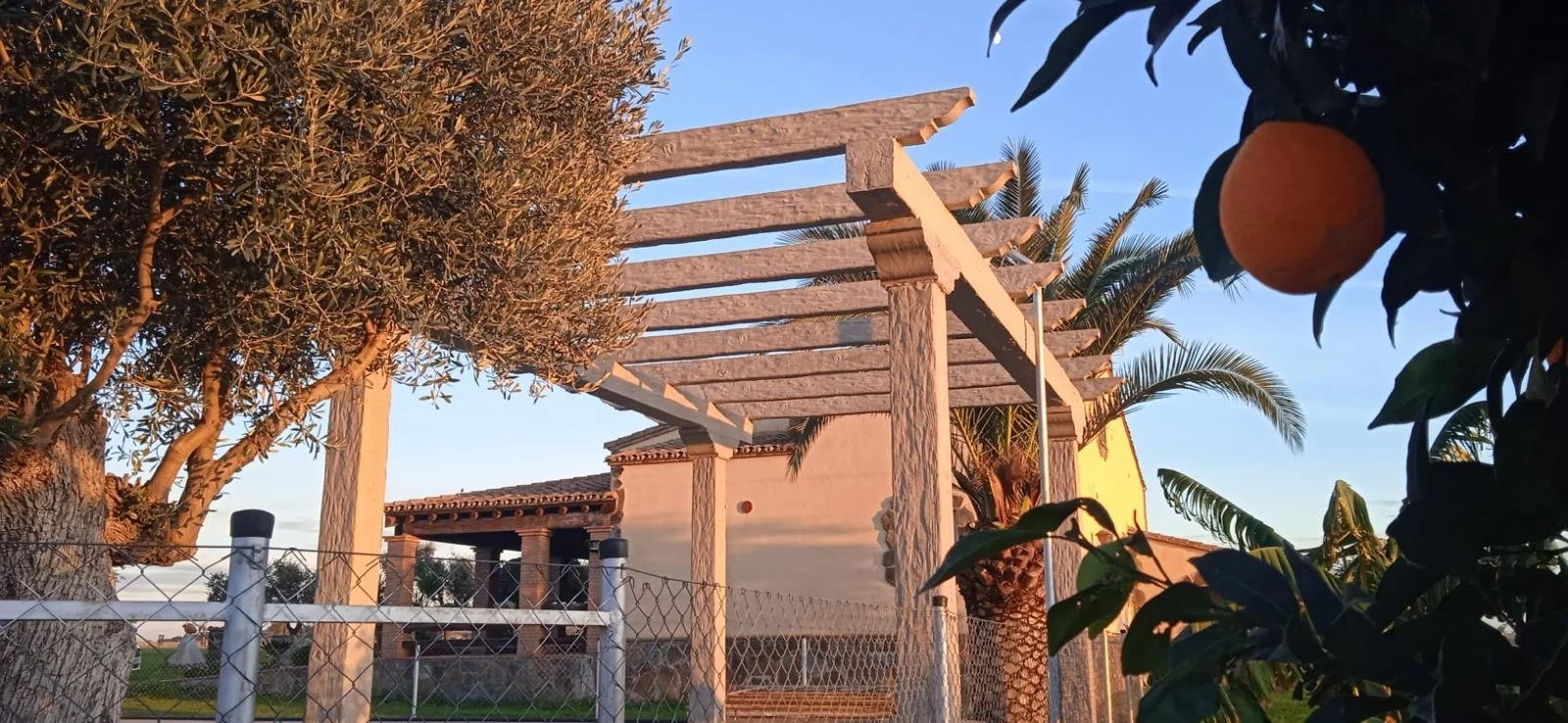 Fachada en hormigón imitación madera de Prefabricados Hermanos Cuevas (Badajoz)