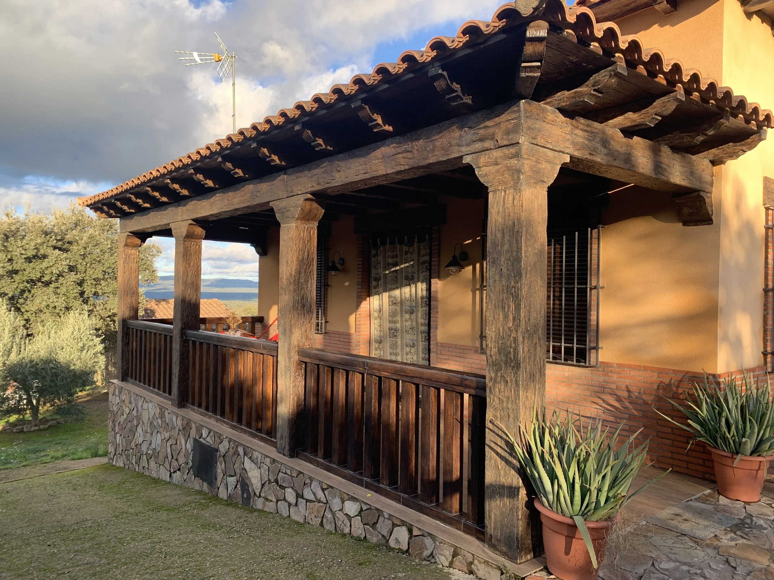 Fachada en hormigón imitación madera de Prefabricados Hermanos Cuevas (Badajoz)