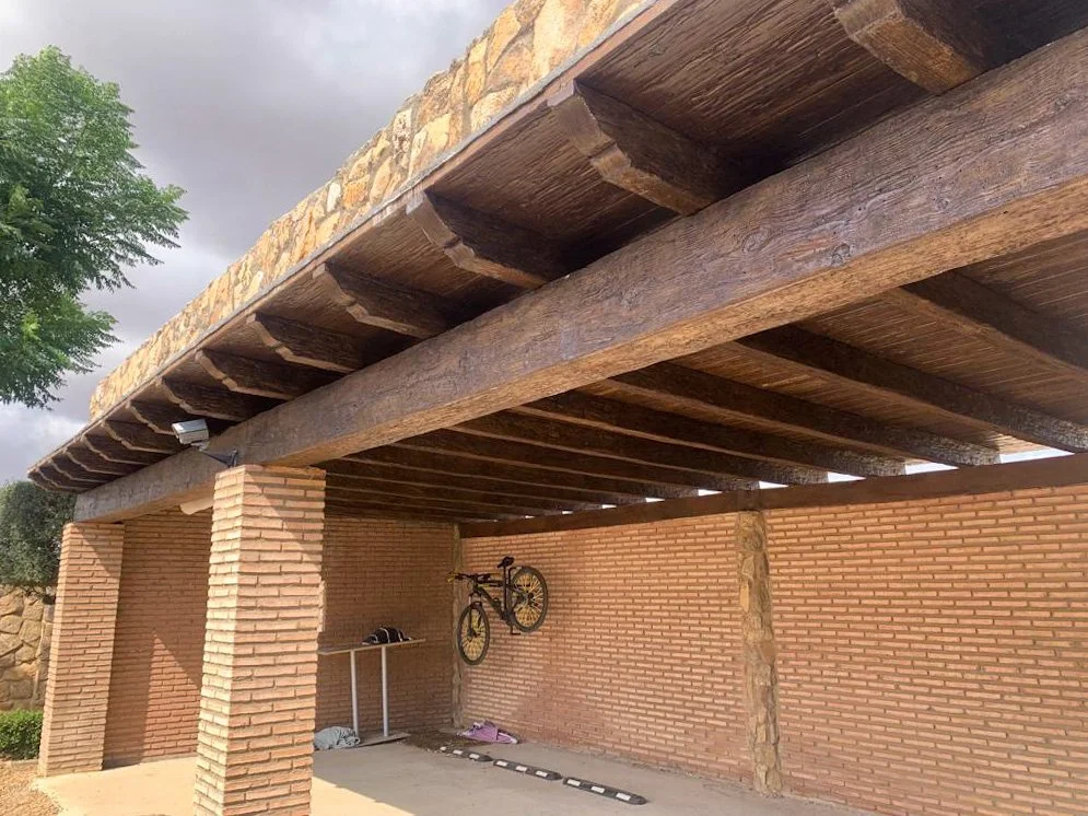 Pérgola en hormigón imitación madera de Prefabricados Hermanos Cuevas (Badajoz)