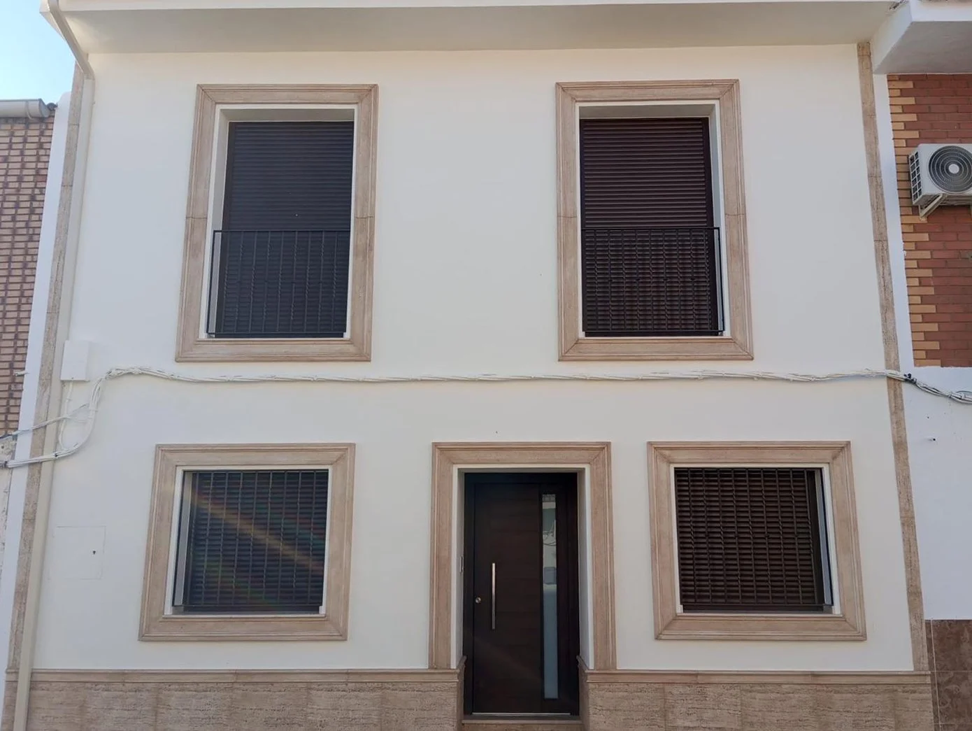 Diseño de fachada en hormigón imitación madera de Prefabricados Hermanos Cuevas (Badajoz)