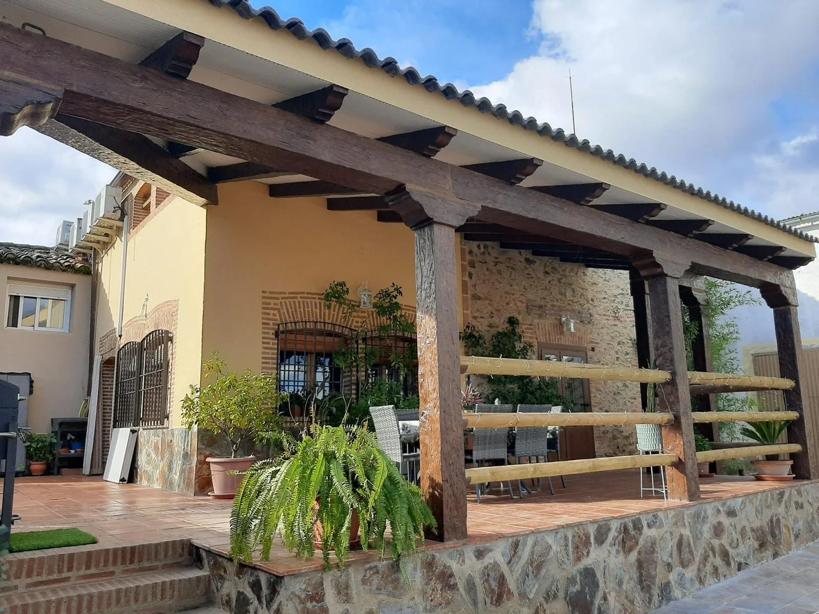 Fachada en hormigón imitación madera de Prefabricados Hermanos Cuevas (Badajoz)