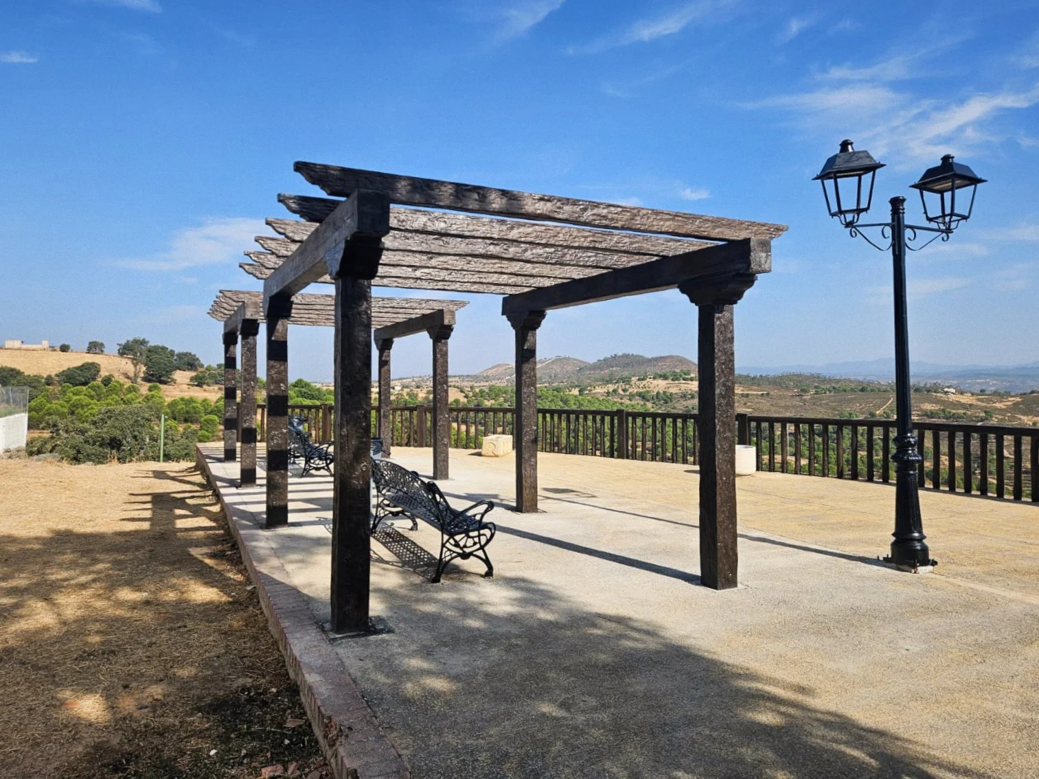 Pérgola en hormigón imitación madera de Prefabricados Hermanos Cuevas en El Campillo (Huelva)
