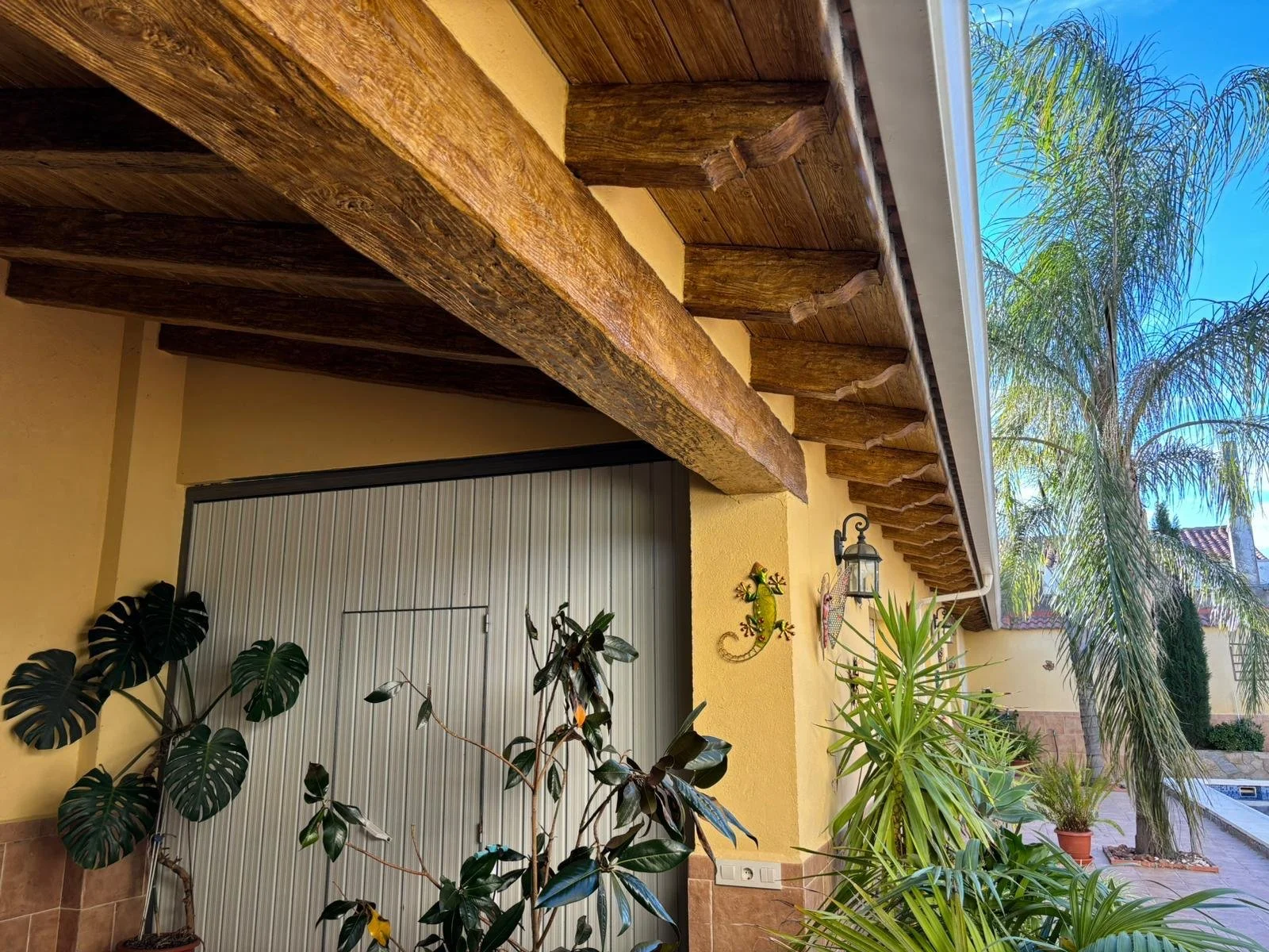 Diseño de fachada para entorno rural en hormigón imitación madera de Prefabricados Hermanos Cuevas (Badajoz)