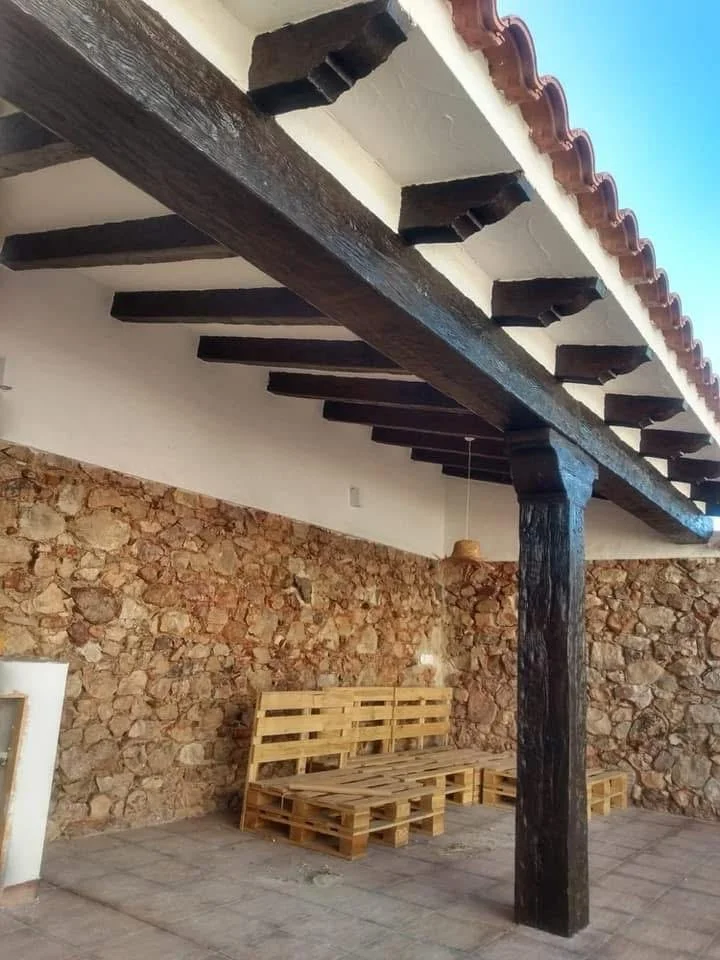 Diseño de pérgola en hormigón imitación madera de Prefabricados Hermanos Cuevas (Badajoz)