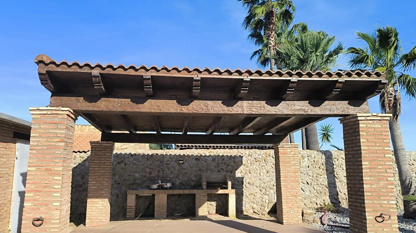 Pérgola en hormigón imitación madera de Prefabricados Hermanos Cuevas (Badajoz)