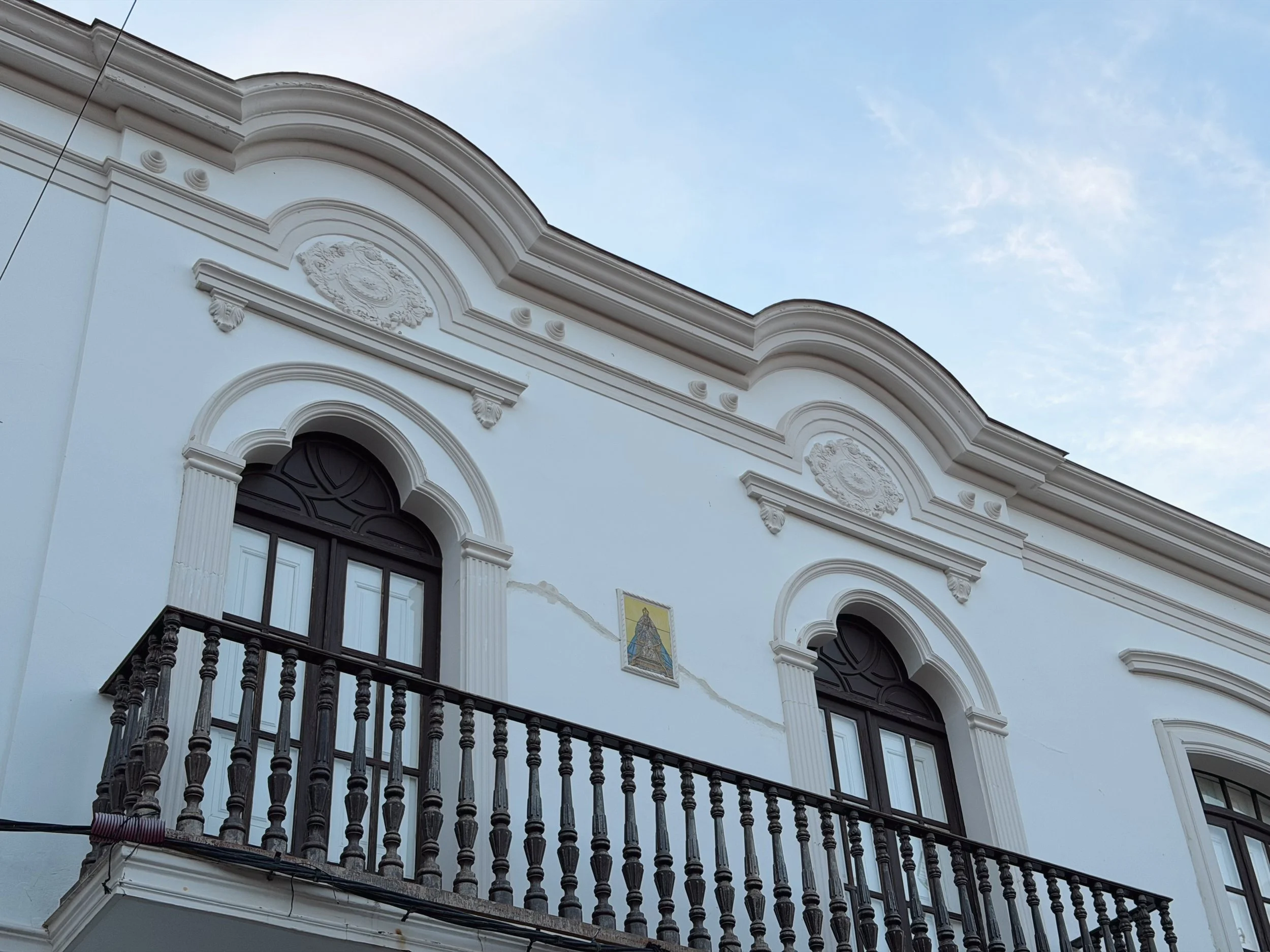 Restauración de fachada antigua con escayola en Talarrubias (Badajoz)
