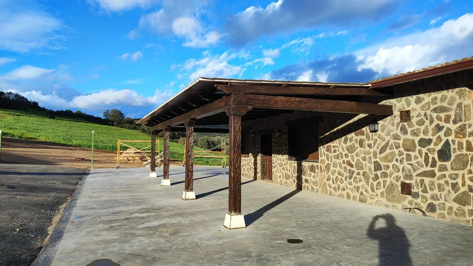 Diseño de fachada para entorno rural en hormigón imitación madera de Prefabricados Hermanos Cuevas (Badajoz)