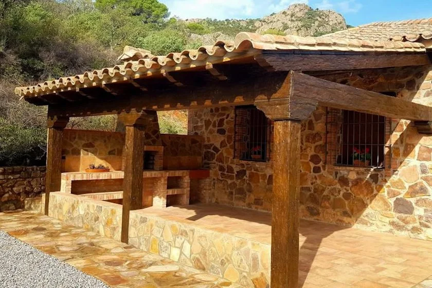 Fachada para entorno rural en hormigón imitación madera de Prefabricados Hermanos Cuevas (Badajoz)