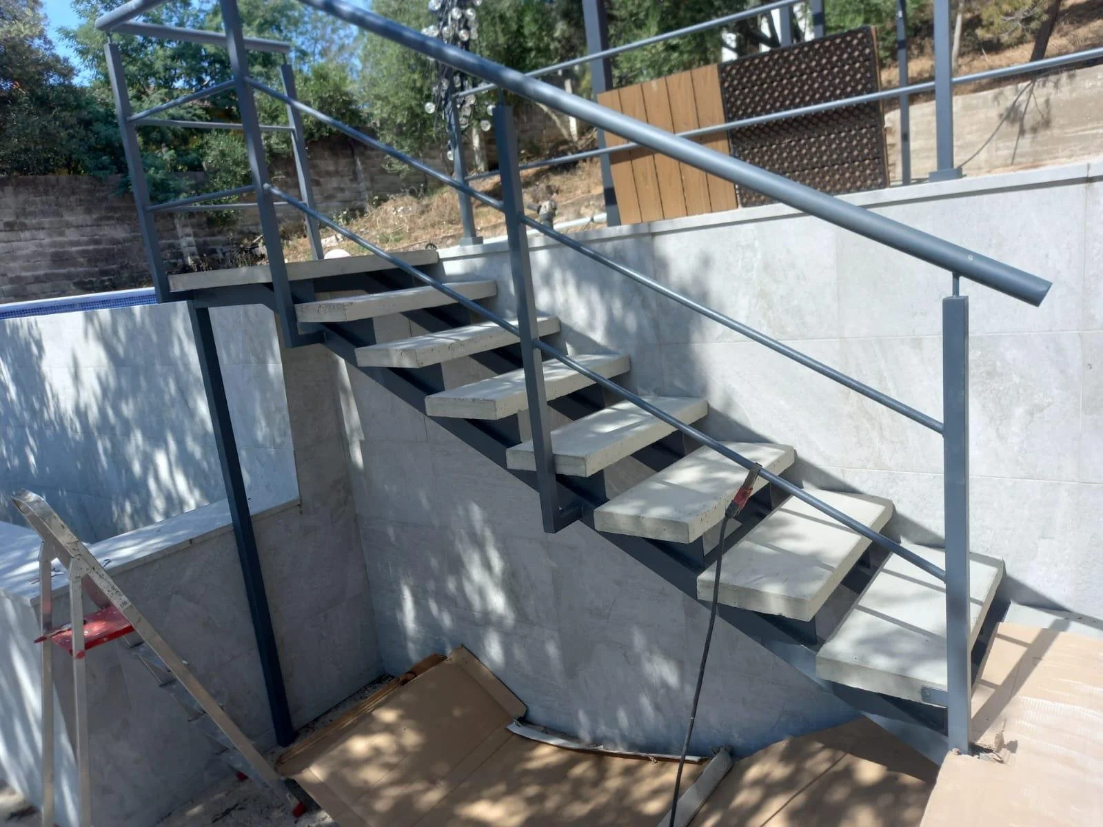 Diseño de escalera en hormigón blanco de Prefabricados Hermanos Cuevas (Badajoz)