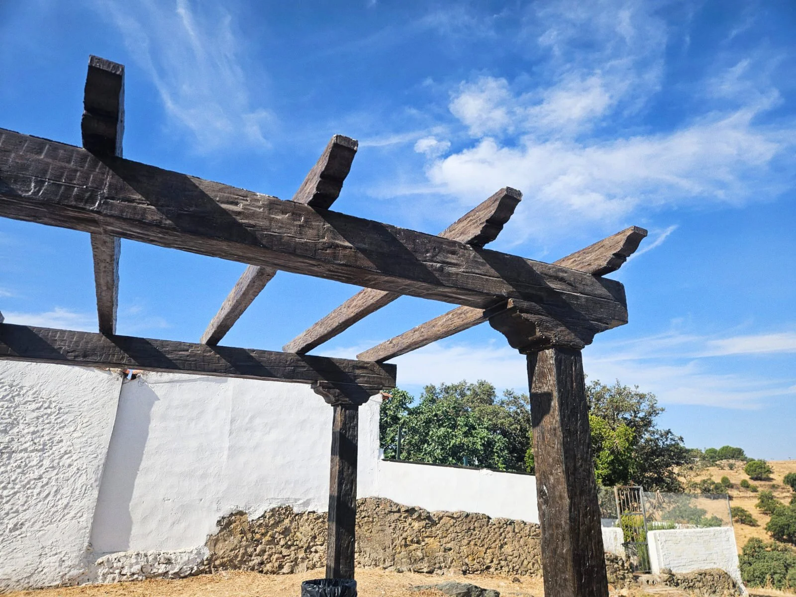 Pérgola en hormigón imitación madera de Prefabricados Hermanos Cuevas en El Campillo (Huelva)