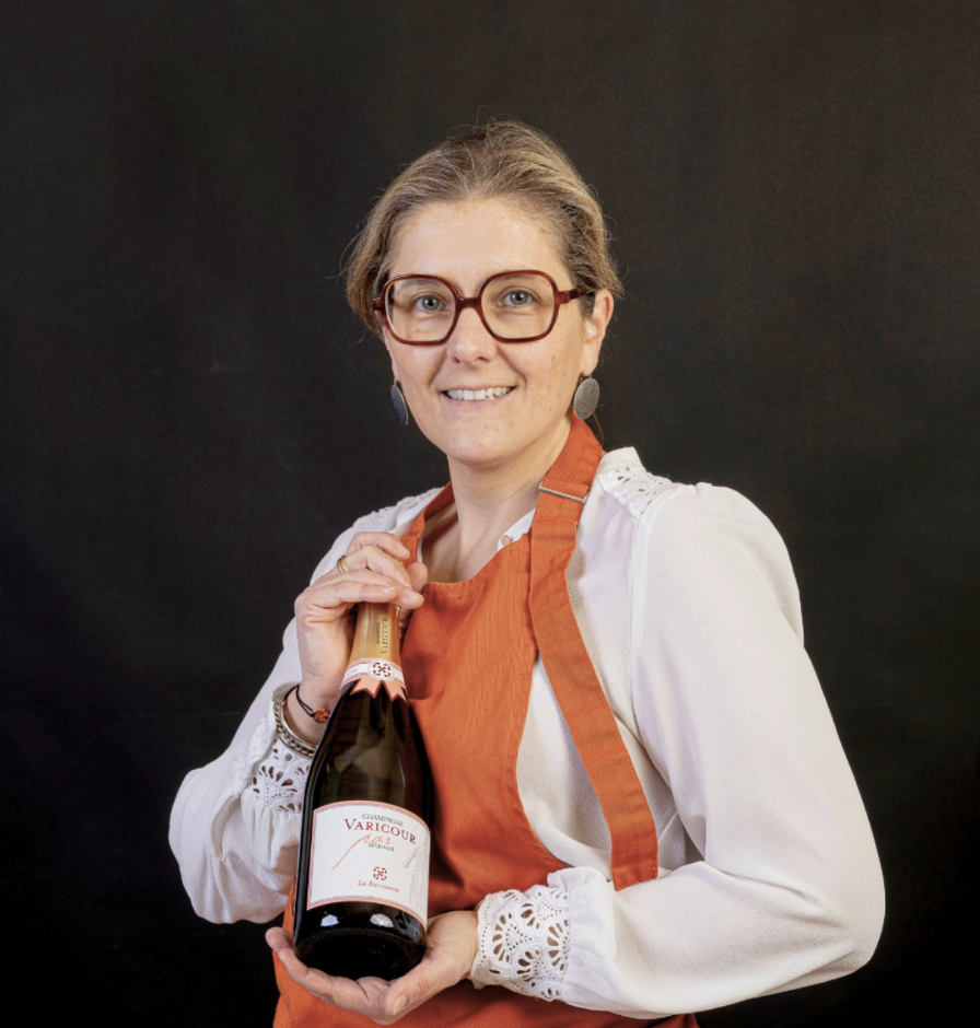 Portrait de Séverine Couvreur avec une bouteille Varicour par Madame.