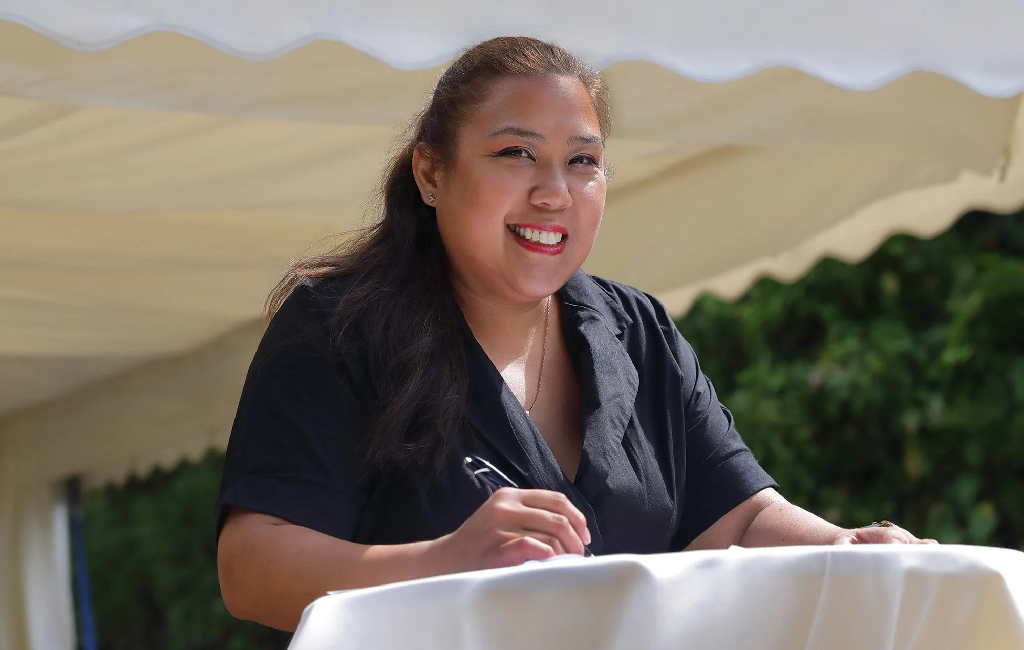 Raquel Torreda, founder of Raquel's staffing & bar services managing a wedding at the Pump House Battersea