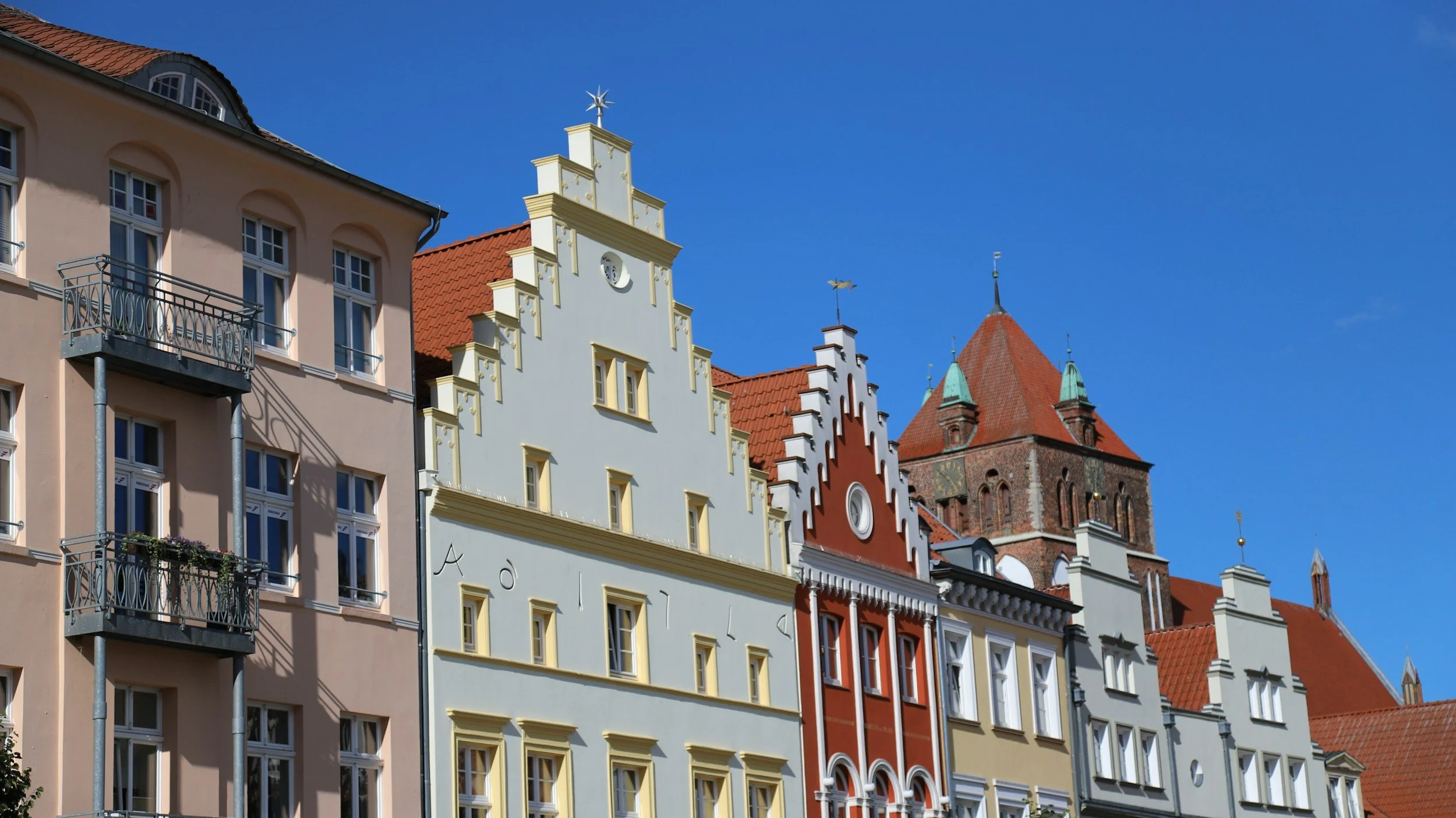 Historische Giebelhäuser in der Greifswalder Altstadt – Immobilienstandort nahe Ryck und Universität