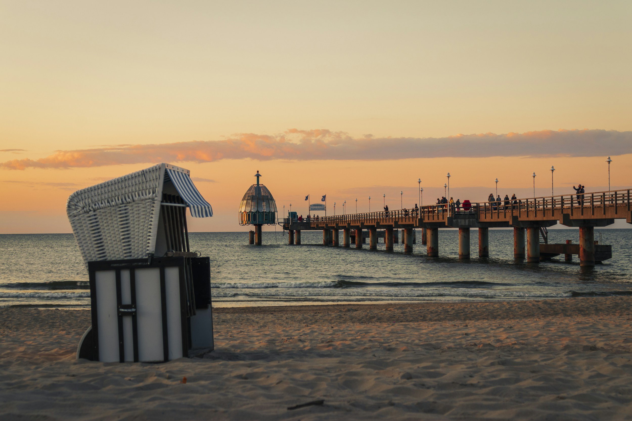 Strandkorb und Seebrücke an der Ostsee auf Usedom – Immobilienstandort an der Küste