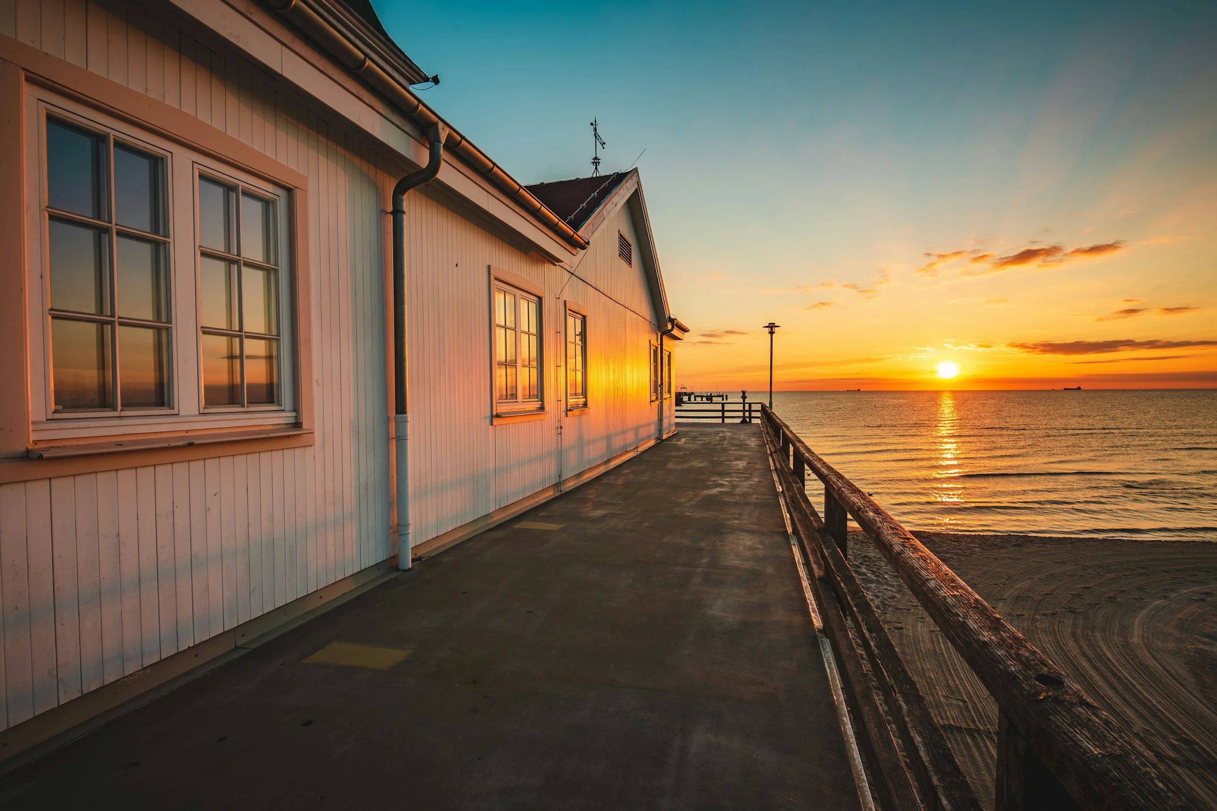 Küstenarchitektur bei Sonnenuntergang an der Ostsee auf Usedom – Immobilien zwischen Strand und Achterwasser
