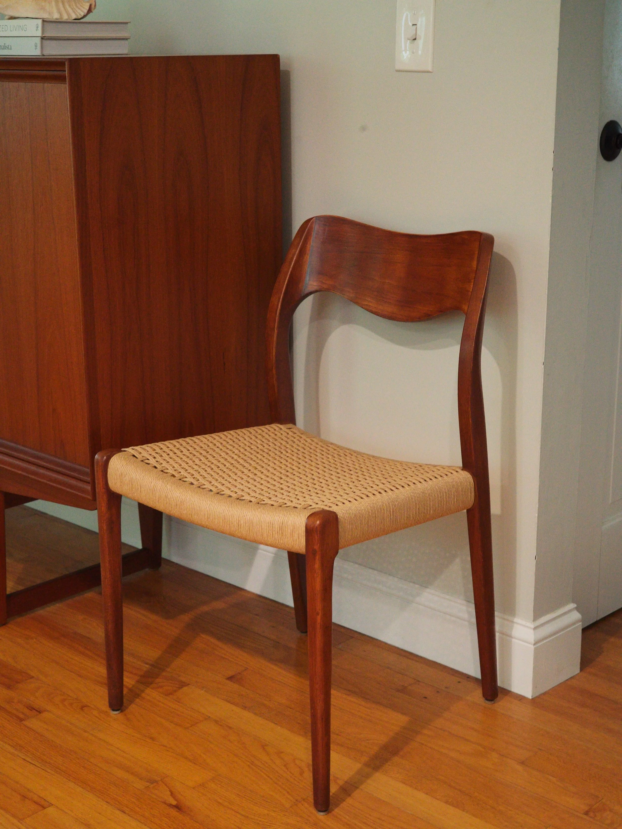 Niels Moller Model 71 re-corded. Looking good as new! The cord was in VERY bad shape when we got this. Reach out if your cord chairs need a refresh!
.
.
.
#danishmodern #danishcord #midcenturyfurniture #interiordesign #smallbusinessrhodeisland