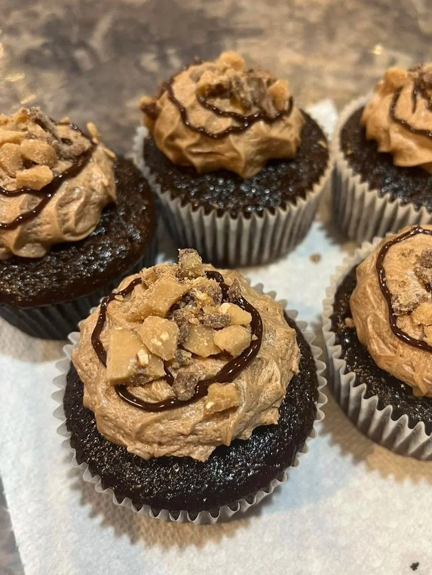 Mocha Toffee
-Chocolate Cake, Mocha Buttercream, Toffee Pieces