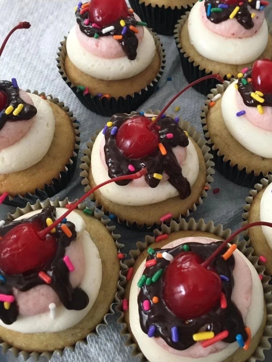 Banana Split
-Banana Cake, Vanilla & Strawberry Buttercream, Chocolate Ganache, Sprinkles, & Maraschino Cherry 
