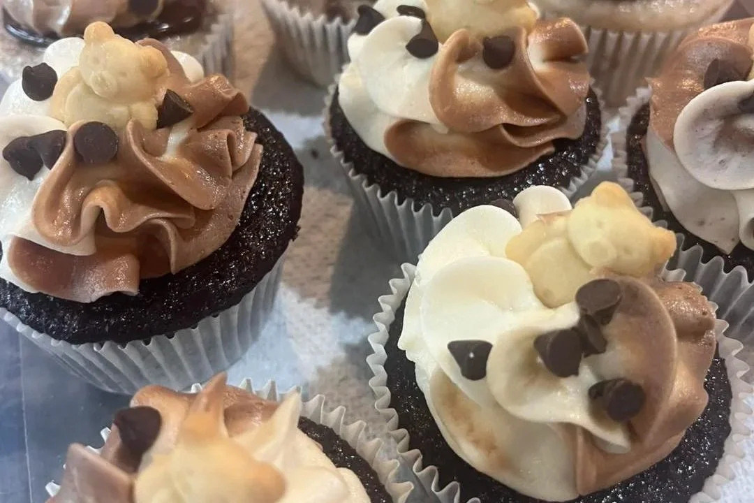 S'mores
-Graham Cracker Crust, Chocolate Cake, Fluffy White Filling, Chocolate & Vanilla Swirled Buttercream