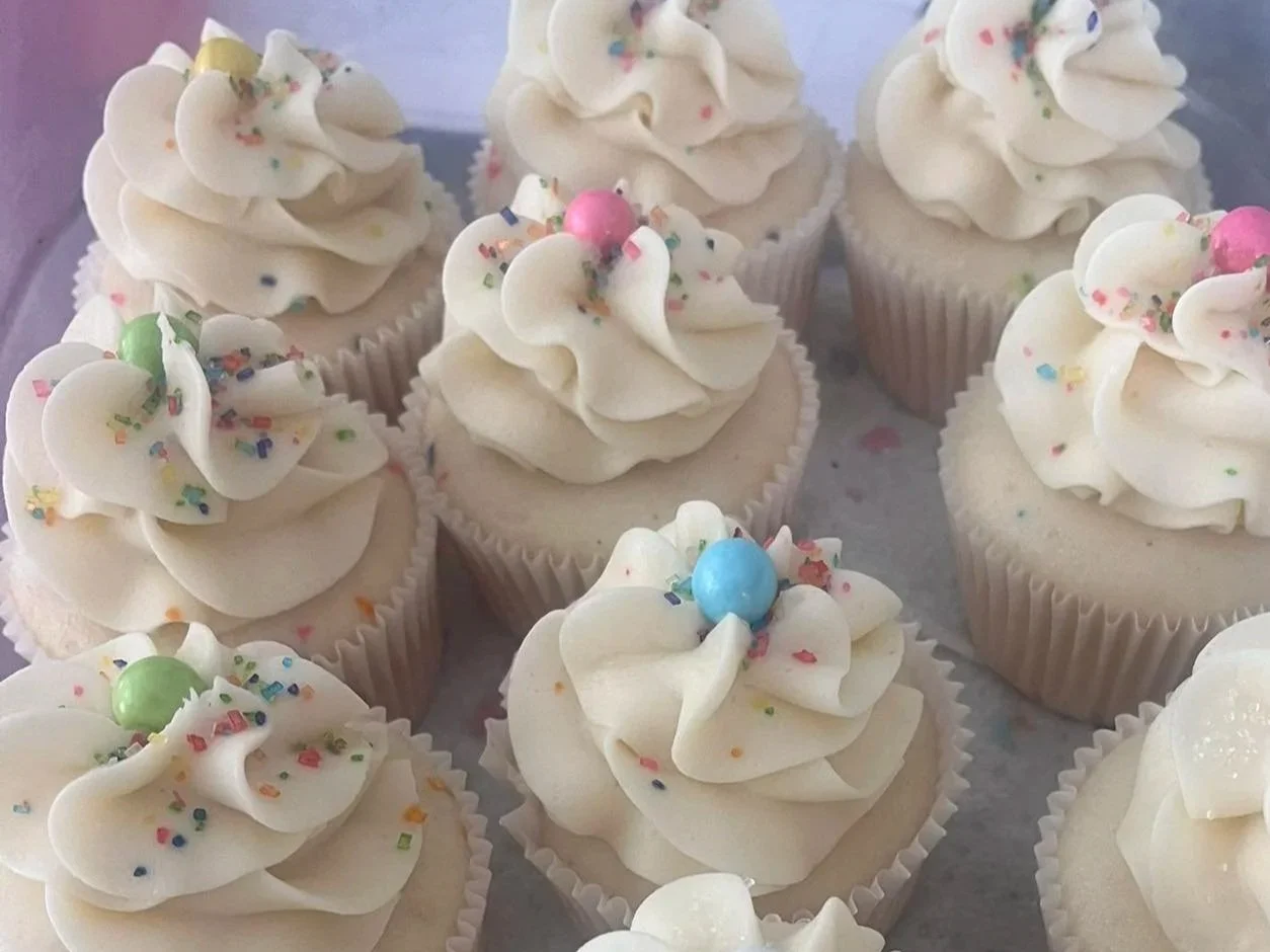 Pinata 
-Chocolate or Vanilla Cake, M&Ms inside, Vanilla Buttercream