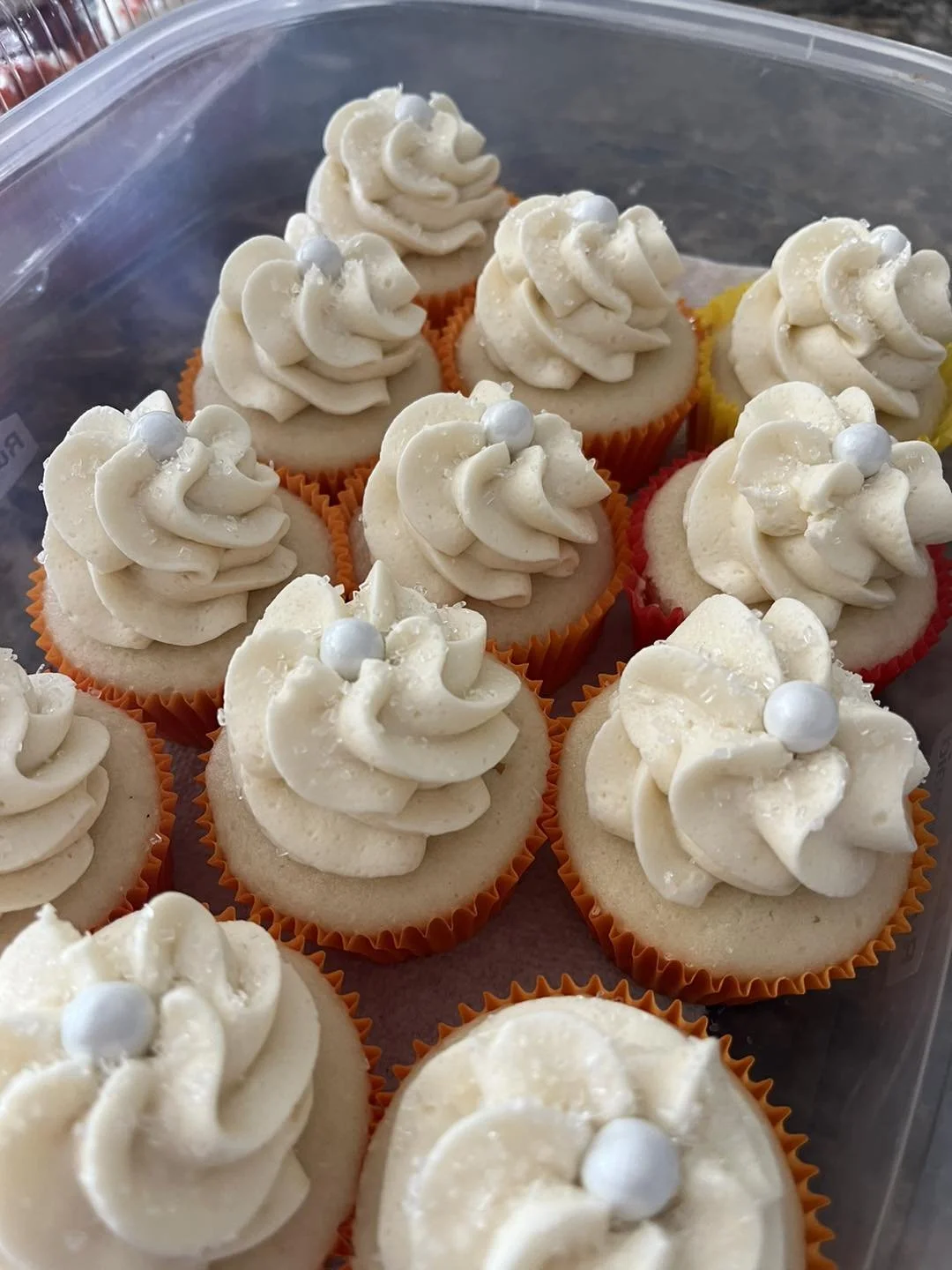 White Out
-Vanilla Cake, Fluffy Vanilla Filling, Vanilla Buttercream