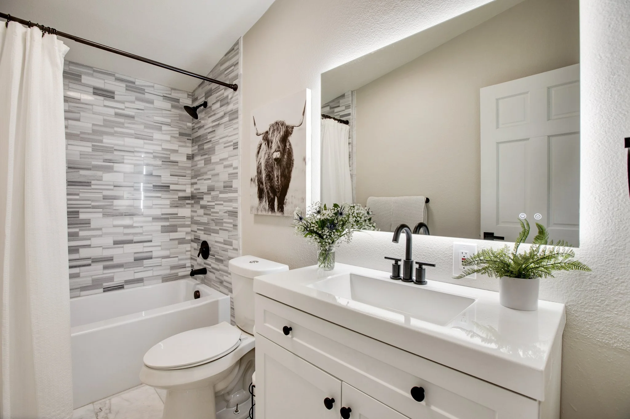 Upstairs Common Bath