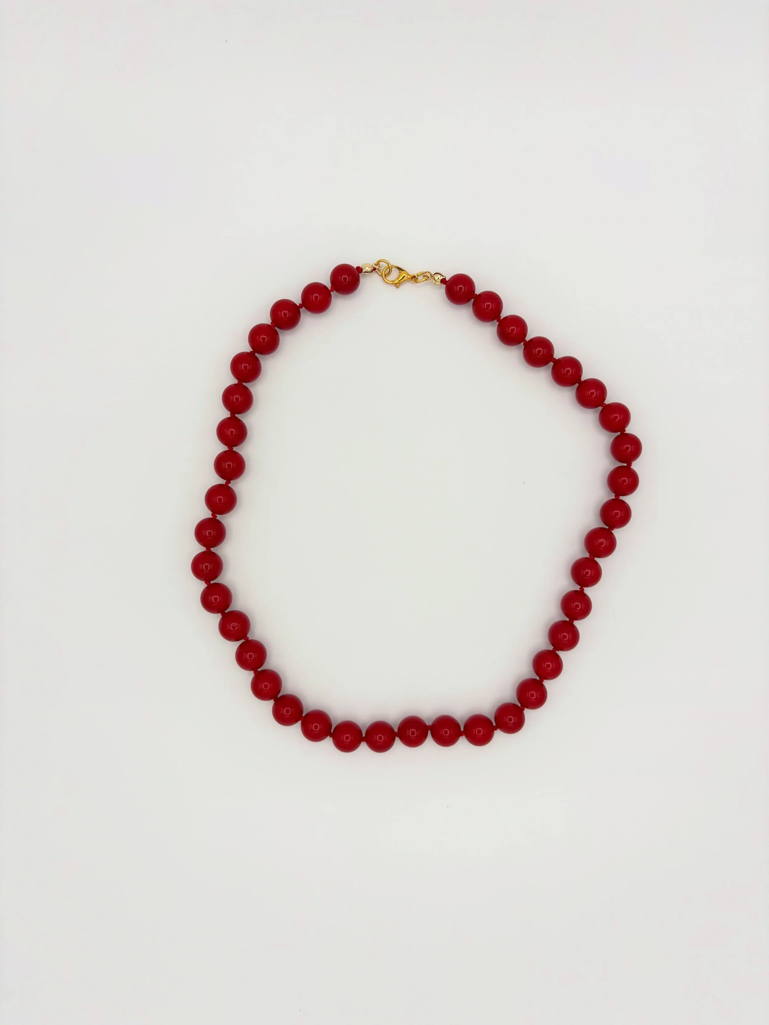 The Big Shell Pearl Necklace now comes in RED.

10mm shell pearls hand strung and individually knotted on silk. 14k gold plated hardware. 

Solid, cool, classic.