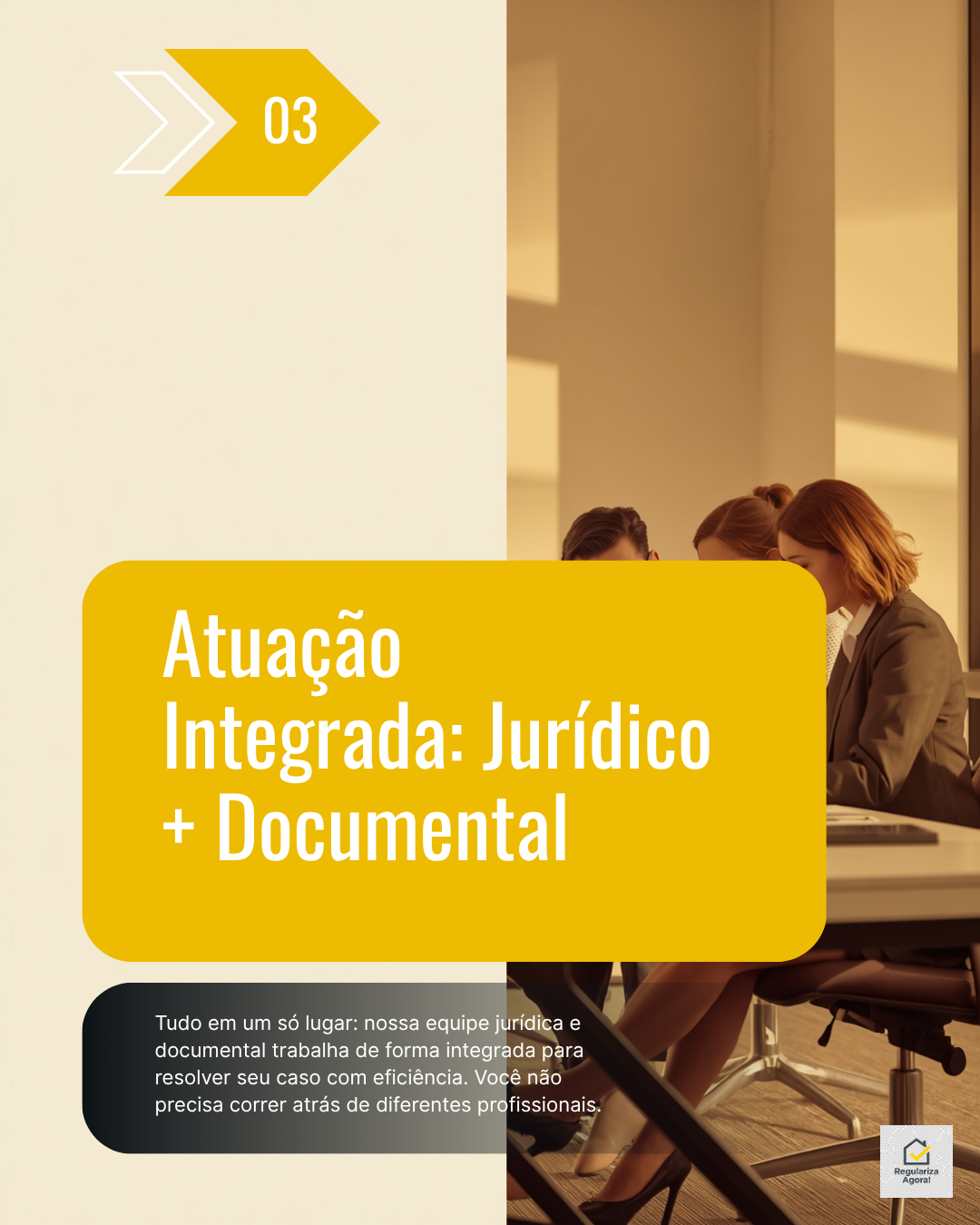 Imagem de uma apresentação intitulada 'Atuação Integrada: Jurídico + Documental', com três pessoas em uma reunião de negócios, focadas em uma conversa, em um ambiente de escritório com iluminação natural.