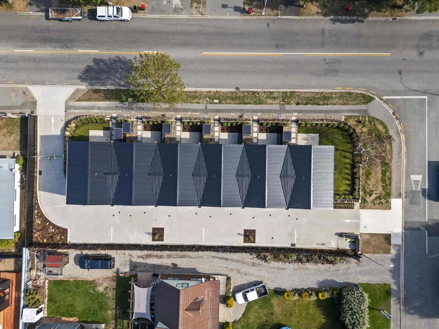 Aerial view of the Pisa Vistas development on Barry Avenue, highlighting the layout, landscaping and off-street parking.