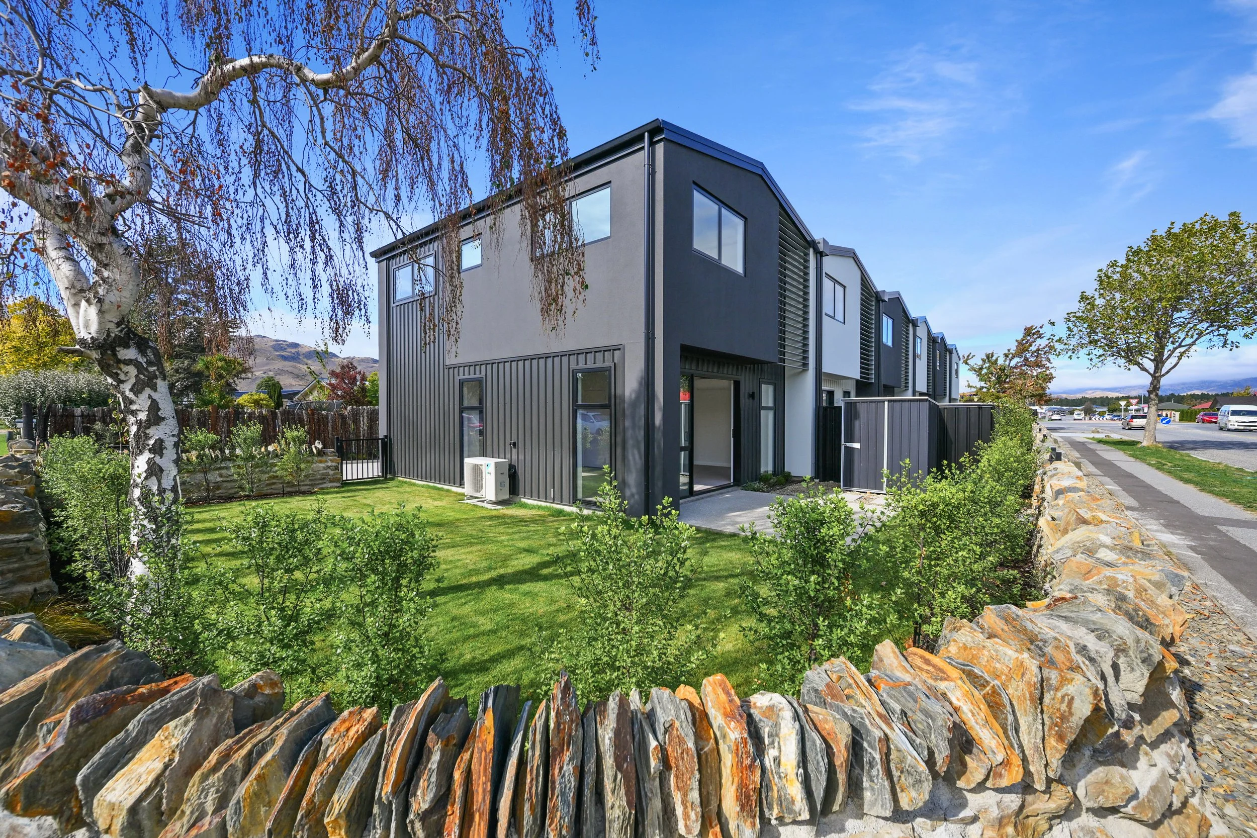 Architectural view of the Pisa Vistas townhouses, showcasing landscaped grounds, outdoor living spaces and quality construction.