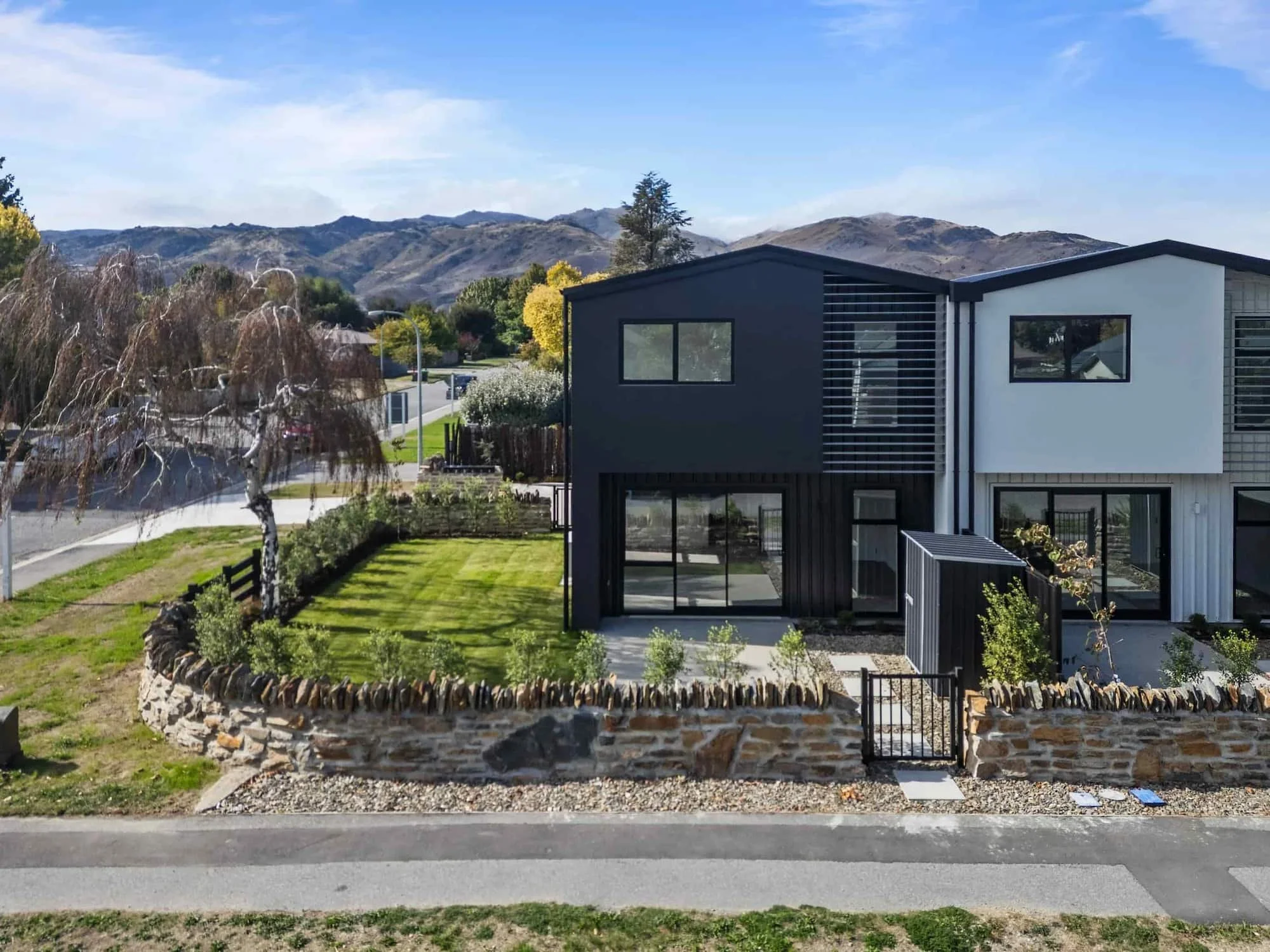 Modern two storey townhouses at Pisa Vistas in Cromwell, featuring landscaped gardens and mountain views.