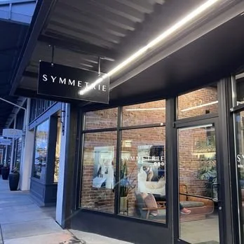 Picture of front door of Symmetrie studios location