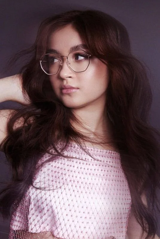 anna-cathcart-for-vogue-philippines-june-2023-2_thumbnail.jpg