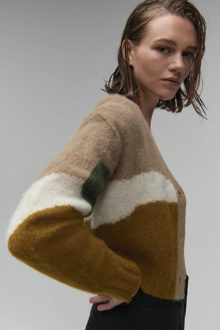 20220907_LWINKLER_EVERLANE_EDITORIAL_NEWSEASONALLAUNCHES_L_02_CAMO_CARDIGAN_0303.jpg