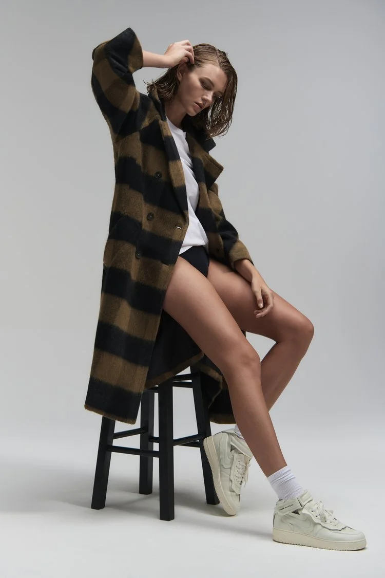 20220907_LWINKLER_EVERLANE_EDITORIAL_NEWSEASONALLAUNCHES_L_03_PLAID_COAT_0465.jpg
