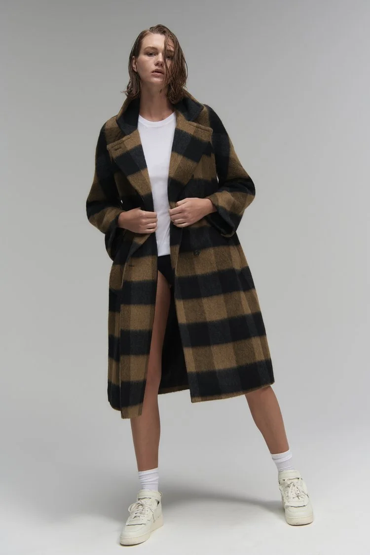 20220907_LWINKLER_EVERLANE_EDITORIAL_NEWSEASONALLAUNCHES_L_03_PLAID_COAT_0330.jpg